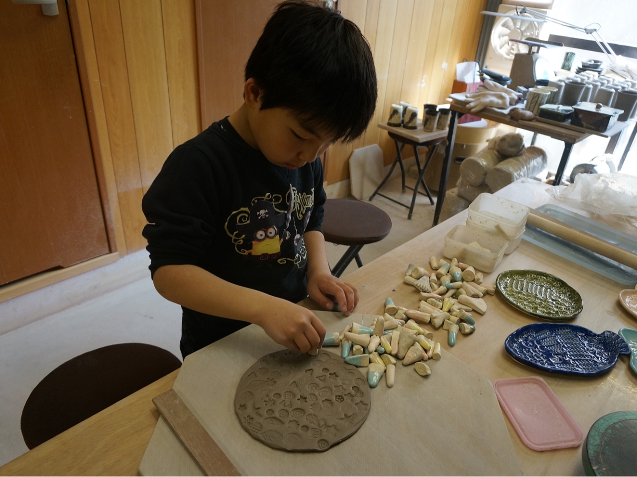 好きな形にオリジナルのお皿を作ろう!ぺたぺたと工作感覚で体験できるので小さなお子様も大喜び!