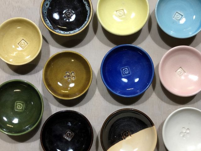 常時約10種類程の釉薬から色を選んでいただけます。