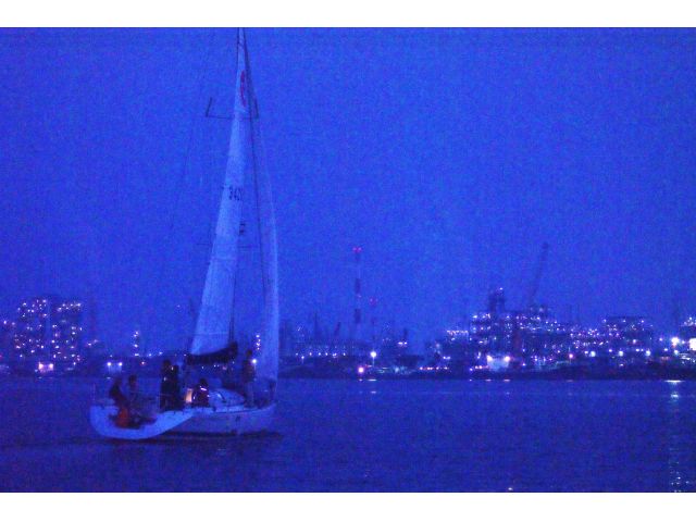 工場の夜景をヨットで見学