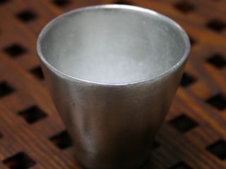 ぐい飲み完成品。純錫製の作品は販売品さながらのクオリティ。お酒を美味しくいただけます。