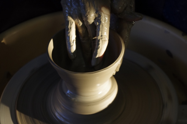 電動のロクロで器を作る体験です。丁寧に作り方の基本を指導しますので、初めてでも大丈夫、きっと出来ます。