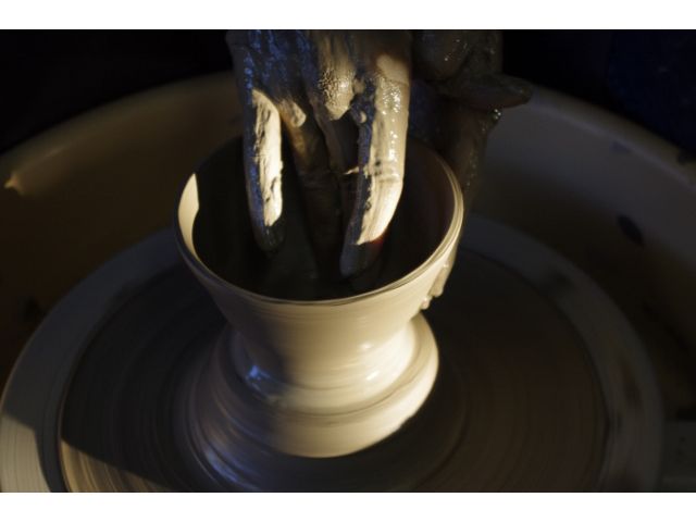 電動のロクロで器を作る体験です。丁寧に作り方の基本を指導しますので、初めてでも大丈夫、きっと出来ます。