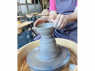 電動のロクロで器を作る体験です。丁寧に作り方の基本を指導しますので、初めてでも大丈夫、きっと出来ます。粘土たっぷり3kg!