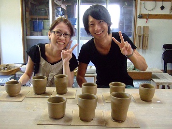 陶芸が初めての方でも、丁寧に指導しますので大丈夫です。出来上がった数点の中から、プレゼント用と自分用の作品を選んで下さい。