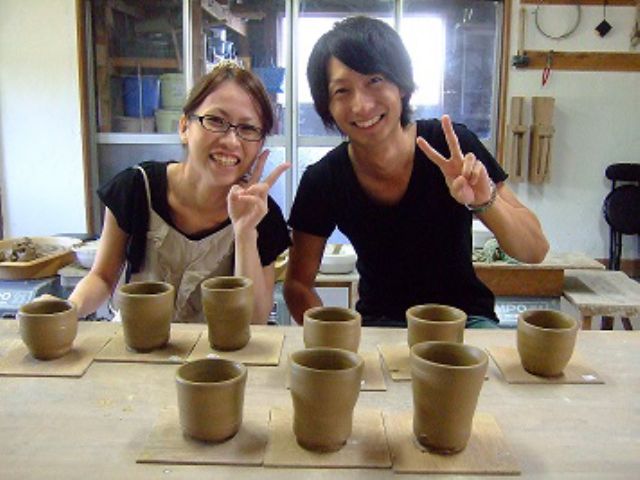 陶芸が初めての方でも、丁寧に指導しますので大丈夫です。出来上がった数点の中から、プレゼント用と自分用の作品を選んで下さい。