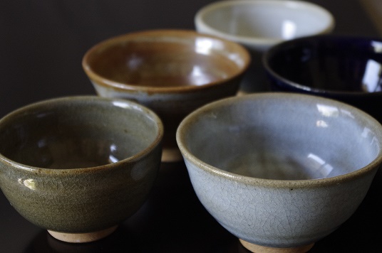 釉薬は数種類からお選びください。1240度で還元焼成します。よく焼き締まり実用的、尚且つ深みのある美しい色合いの器に仕上がります。