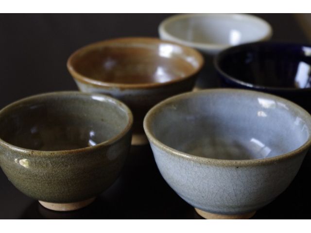 釉薬は数種類からお選びください。1240度で還元焼成します。よく焼き締まり実用的、尚且つ深みのある美しい色合いの器に仕上がります。