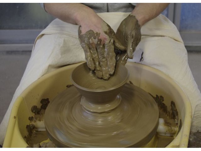 ロクロを引く。