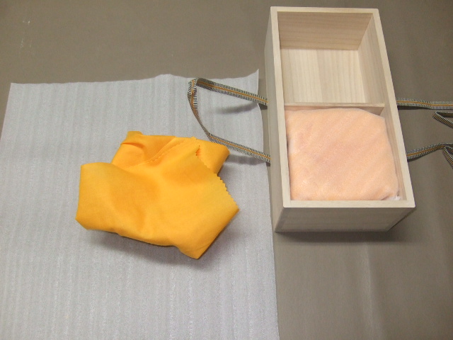 作品に合わせてオーダーした桐箱に入ります。