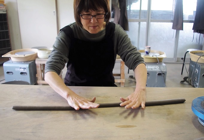 作り方の説明‥土を紐状に伸ばす