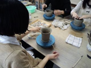 手びねりで器を作る