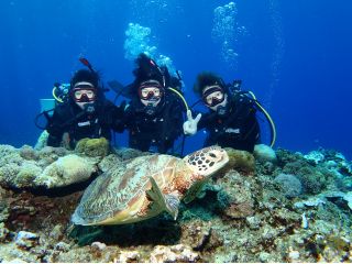 ウミガメと記念写真!!