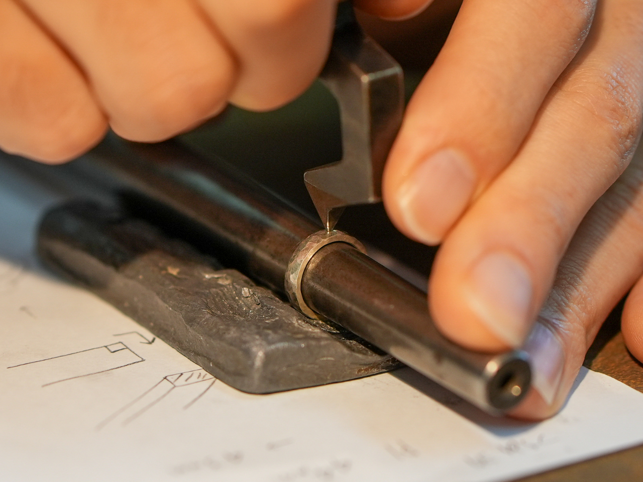 1�����ÂA�����g�̎�ō�������Ă����܂��B�a������o���̏d���l�C�ł��B