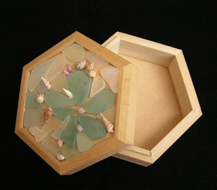 六角箱作品、シーグラスを敷き詰めるとこんな感じに。