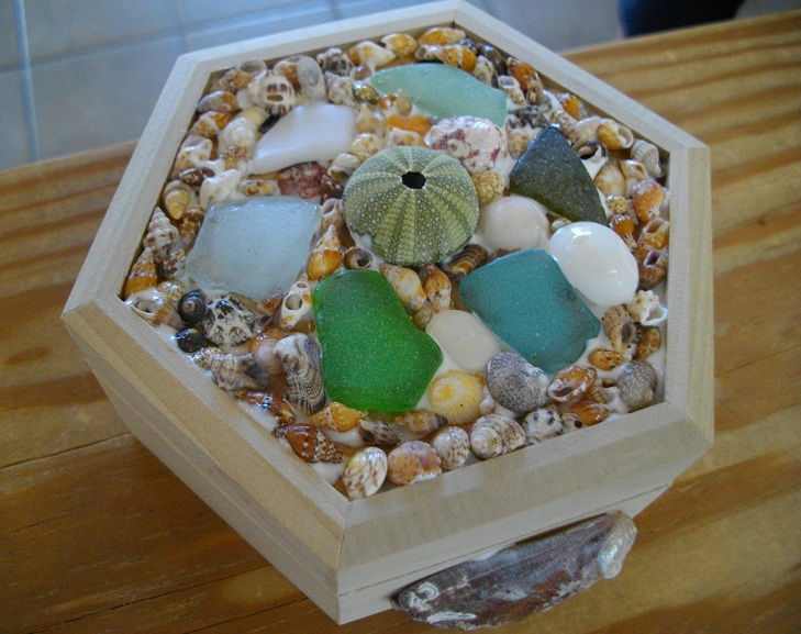 六角箱作品、貝がらを敷き詰めるとこんな感じに。