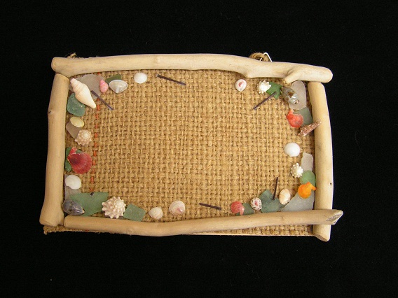 センス良く、貝がらやシーグラスをボンドで貼り付けていくだけの簡単な体験ですが、こだわって、サイコーの作品を作ってくださいね!