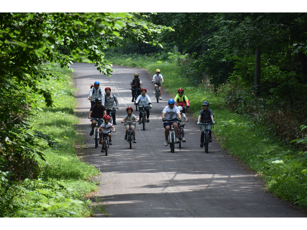 �ܑ��H�̂���X�̒��𑖂���