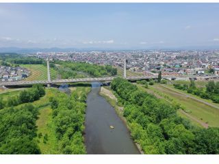 旭川の街中とは思えないほど自然たっぷり☆旭川のランドマーク ツインハープ橋をくぐります♪