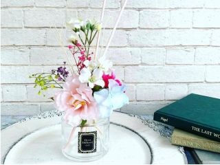 お好きなアーティフィシャルフラワーを選びます。