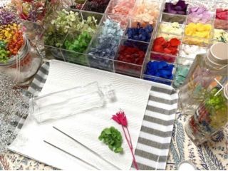 たくさんの花材から選んでいただけます。