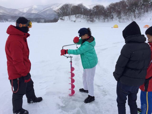 巡るたび 出会う旅 東北 自然 桧原湖ワカサギ釣り体験 8 30集合 自分で唐揚げ体験付 参加者の初チャレンジ率95 専属ガイドがサポートします ファミリー カップル 女性 グループも安心です アウトドアスポーツクラブ バックス じゃらん遊び体験 巡るたび 出会う旅 東北 自然 桧原湖ワカサギ釣り体験 8 30集合 自分で唐揚げ体験付 参加者の初チャレンジ率95 専属ガイドがサポートします ファミリー カップル 女性 グループも安心です アウトドアスポーツクラブ バックス じゃらん遊び体験
