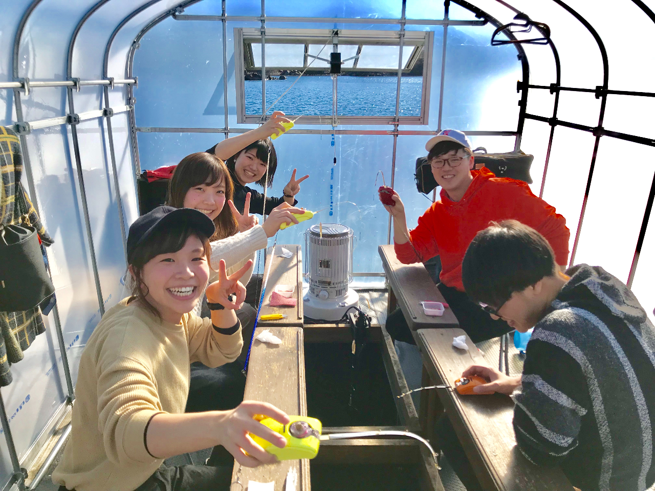 巡るたび 出会う旅 東北 自然 桧原湖ワカサギ釣り体験 8 30集合 自分で唐揚げ体験付 参加者の初チャレンジ率95 専属ガイドがサポートします ファミリー カップル 女性 グループも安心です アウトドアスポーツクラブ バックス じゃらん遊び体験