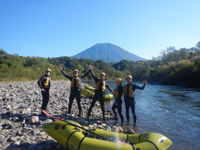 羊蹄山を背景に