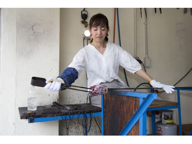 「ハシ」という専用の道具でコップの飲み口を開いて作ります。もちろんマンツーマンで補助はいたしますが当工房ではなるべくご自身で作業して頂きます。