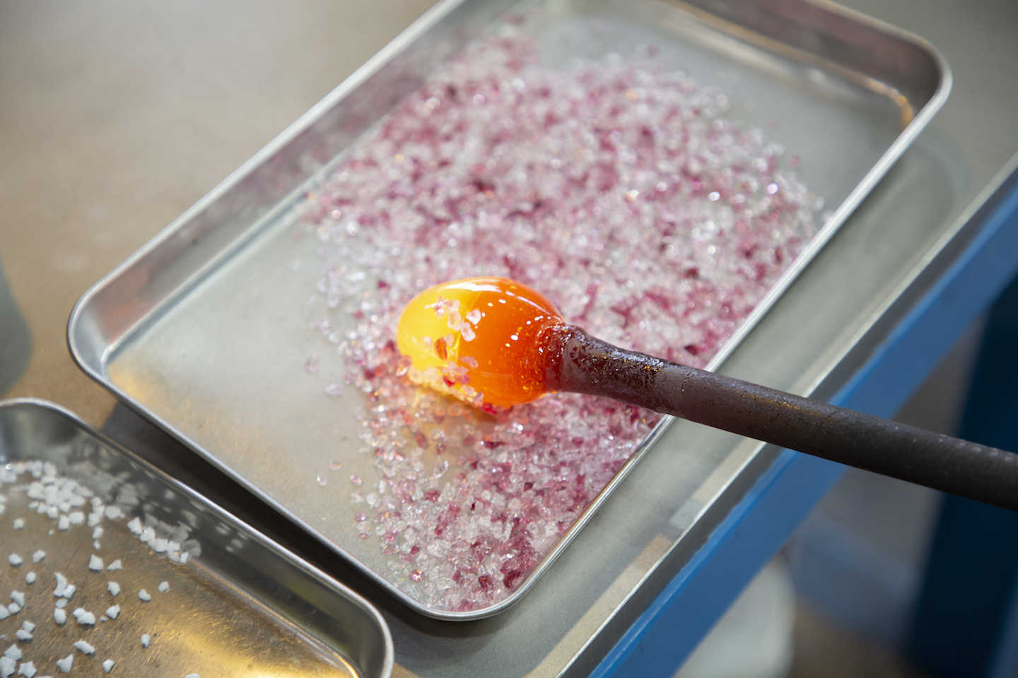 このような色ガラスを使用し、オリジナルデザインで制作して頂きます。色の組み合わせは自由、形も約10種類からお選び頂けます。