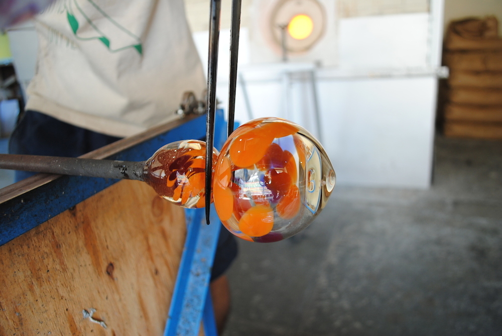 竿から切り離す為にクビレを作っています。こちら側がコップの口です。作業中は上下反転しているイメージです。