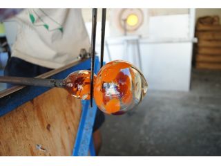 竿から切り離す為にクビレを作っています。こちら側がコップの口です。作業中は上下反転しているイメージです。