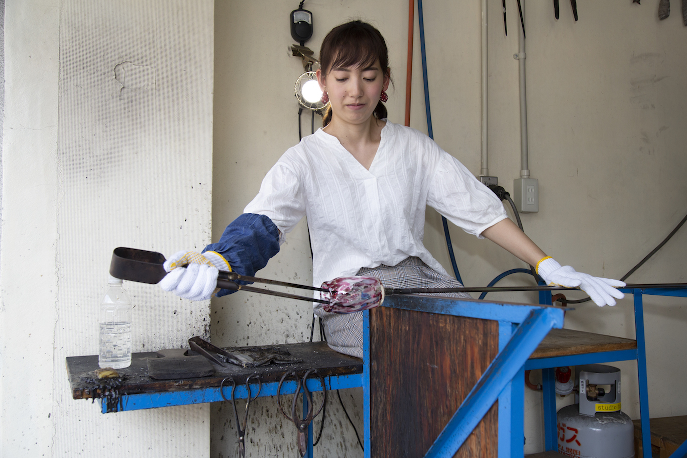「ハシ」という専用の道具でコップの飲み口を開いて作ります。もちろんマンツーマンで補助はいたしますが当工房ではなるべくご自身で作業して頂きます。