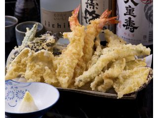 船内で揚げたサクサクの天ぷらをアツアツで。釣新のイチ押しの逸品です。