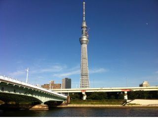 船のデッキに上ればスカイツリーも大迫力で見られます。