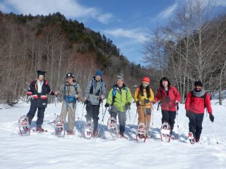 お約束のポーズで記念写真。新雪の中をスノーシュートレッキング