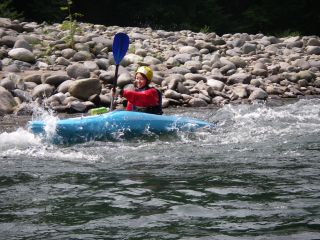 鬼怒川の流れの早い瀬を爽快にカヤックダウンリバーツーリング!