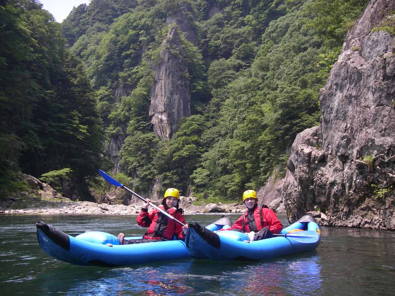 鬼怒川の絶景で記念撮影。絶対にひっくり返りたくない方には、このコースではほとんどひっくり返らないインフレータブルカヤックをご用意させていただきます