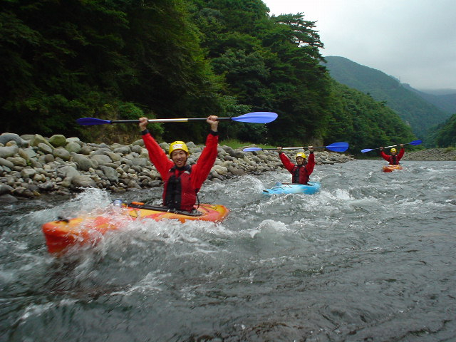 仲間とキャンプの最中のアトラクション!キャンプの夜はカヤックの思い出話で盛り上がります