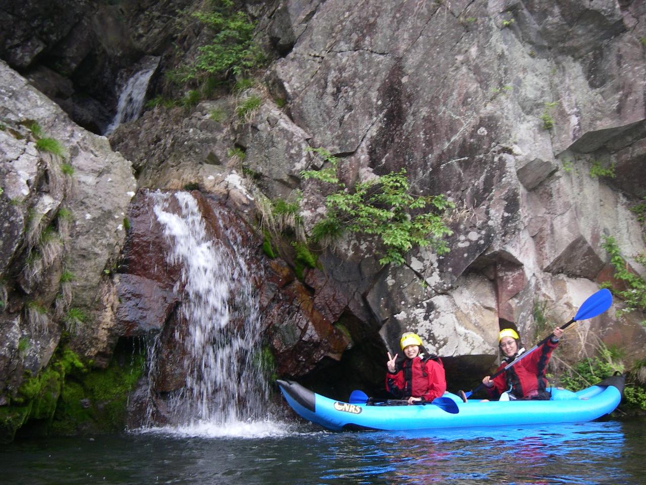 安定性の良いインフレータブルカヤックでカップルで川下りデートを楽しみましょう