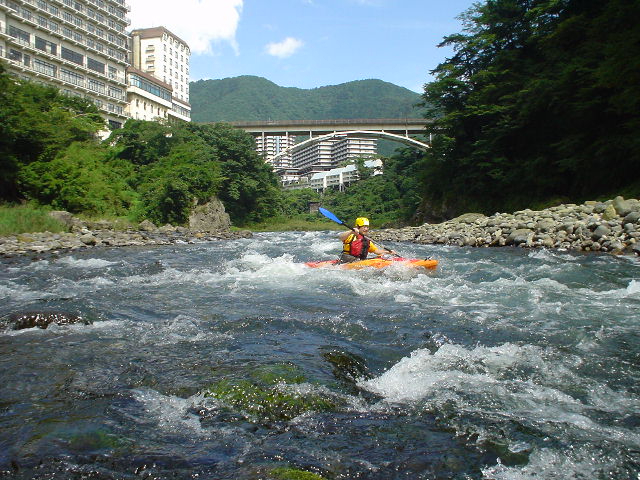 鬼怒川の温泉街を爽快ダウンリバーツーリング