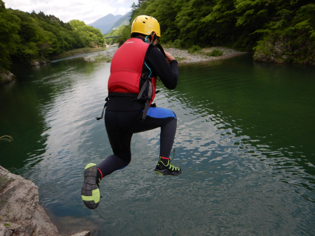ご希望であれば高さ約4m〜5mの岩からジャンプも楽しめます!