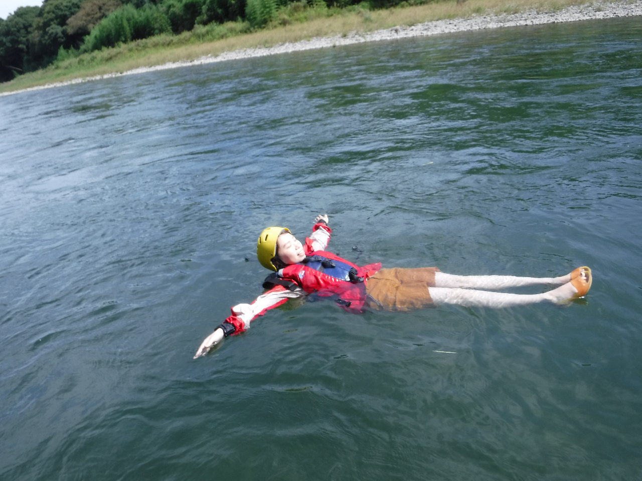 ご希望であれば川流れも体験できます。ライフジャケットの浮遊体験は不思議な感覚です。癖になるかもしれません