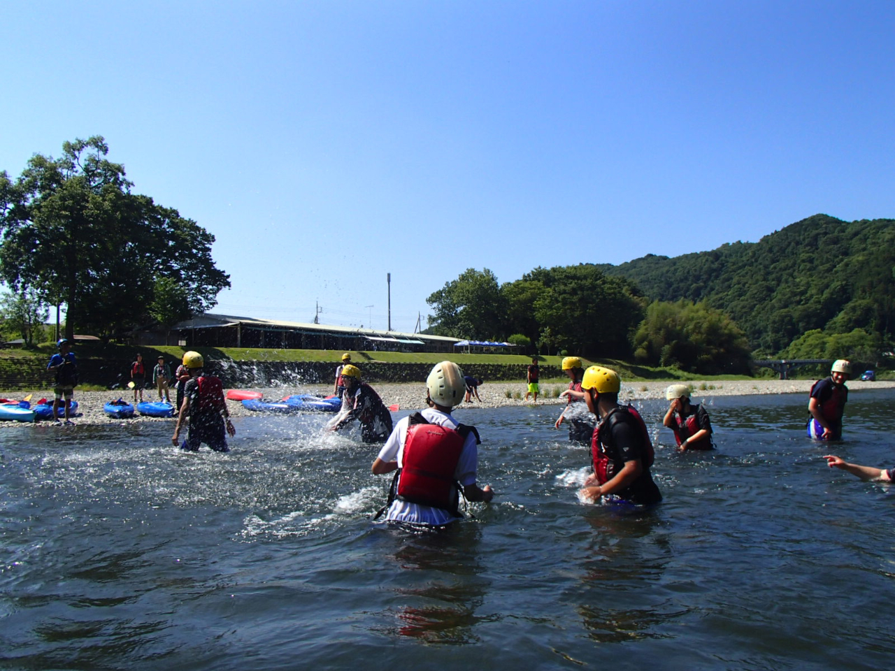 時間に余裕があれば途中で川遊びもできます