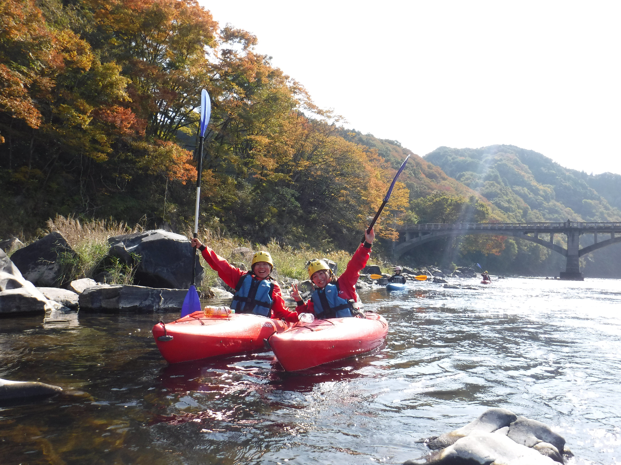 秋は鮭の遡上と紅葉を間近で楽しめます
