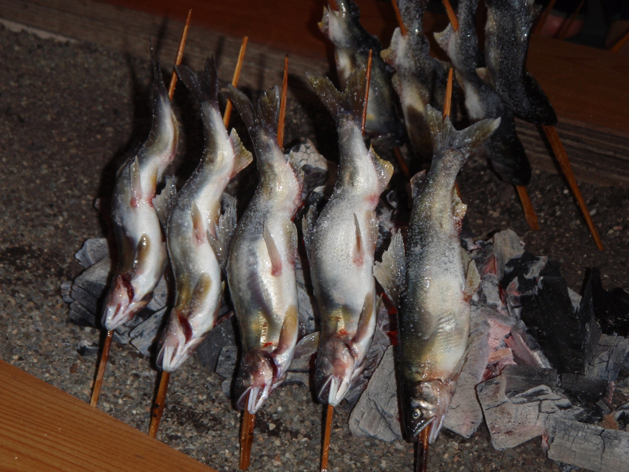 オプションで炭火で焼かれたアユが付く「ひのきや」特製アユ定食をご用意いたします。那珂川の絶景を見ながらゆっくり楽しんでください