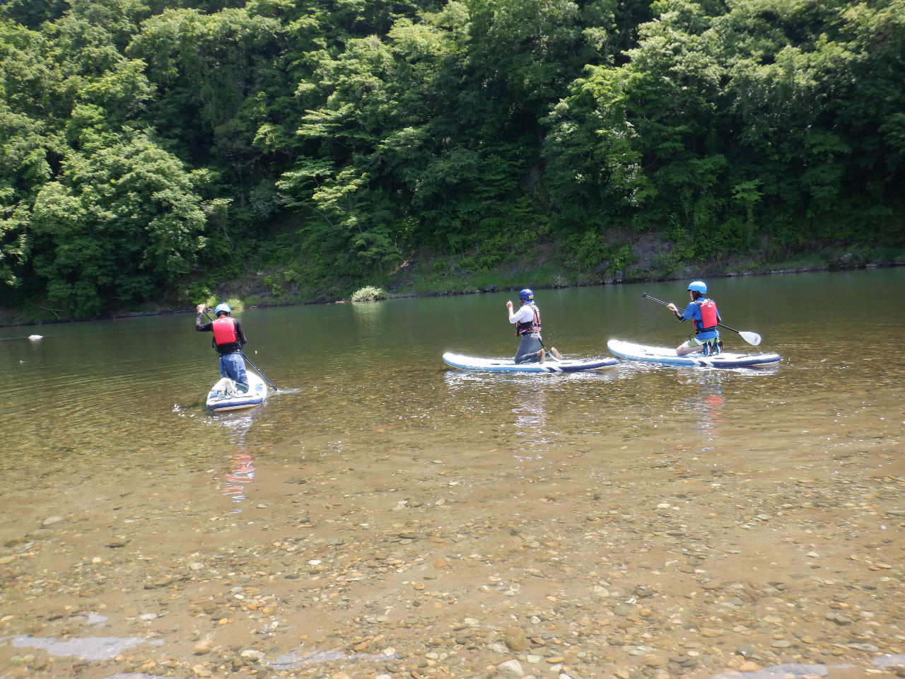 流れの穏やかなところでレクチャーしますので、すぐにSUPの操作に慣れることでしょう。SUPがまったく初めてでも問題ありません。安心してご参加ください。