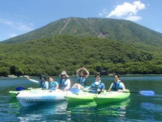 カヤックをする人の憧れのフィールド「中禅寺湖」! 標高約1300mにある高原の湖で真夏でも涼しく体験できます。避暑地でのアクティビティとして人気があります