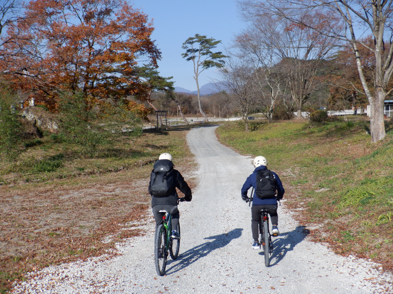 ツアースタート。まずは軽くオフロードサイクリングです