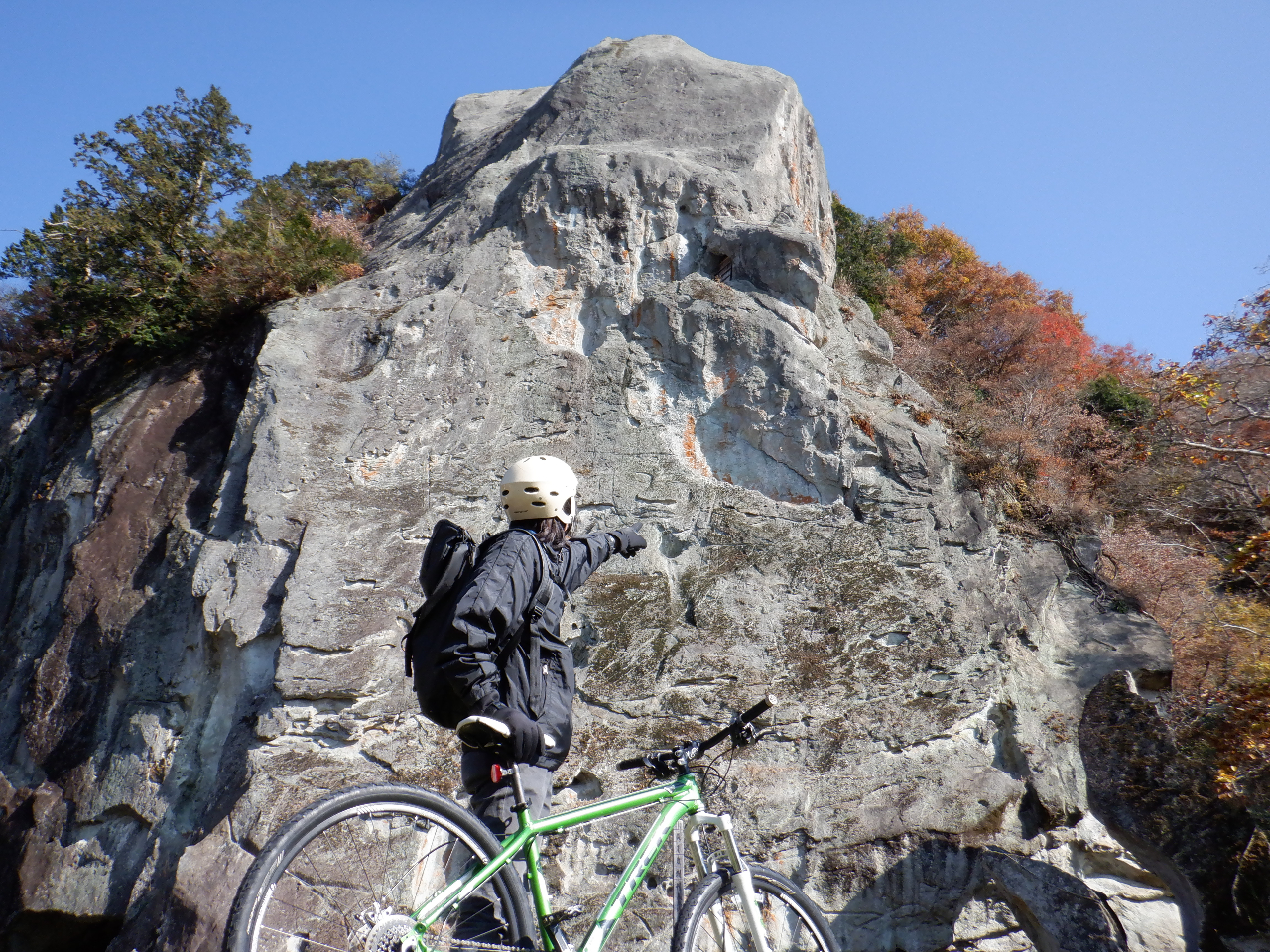 パワースポットその2:佐貫観音 壁面に観音様が彫られています。近づいて見つけて拝みましょう