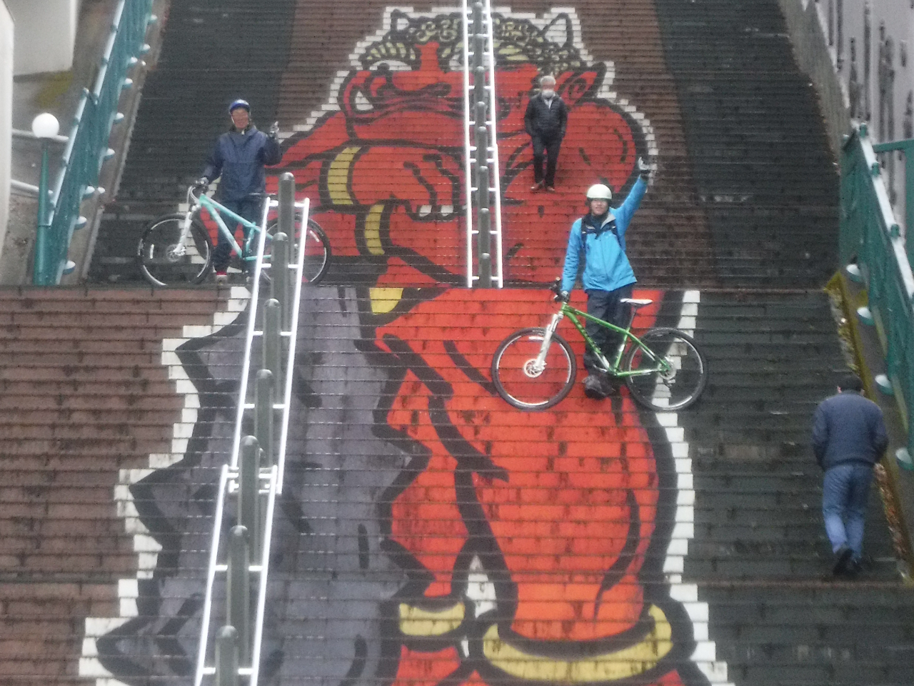 巨大な鬼の前で記念撮影